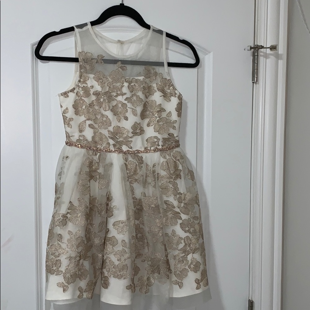 𝚁𝚊𝚛𝚎 𝙴𝚍𝚒𝚝𝚒𝚘𝚗Gold and white dress